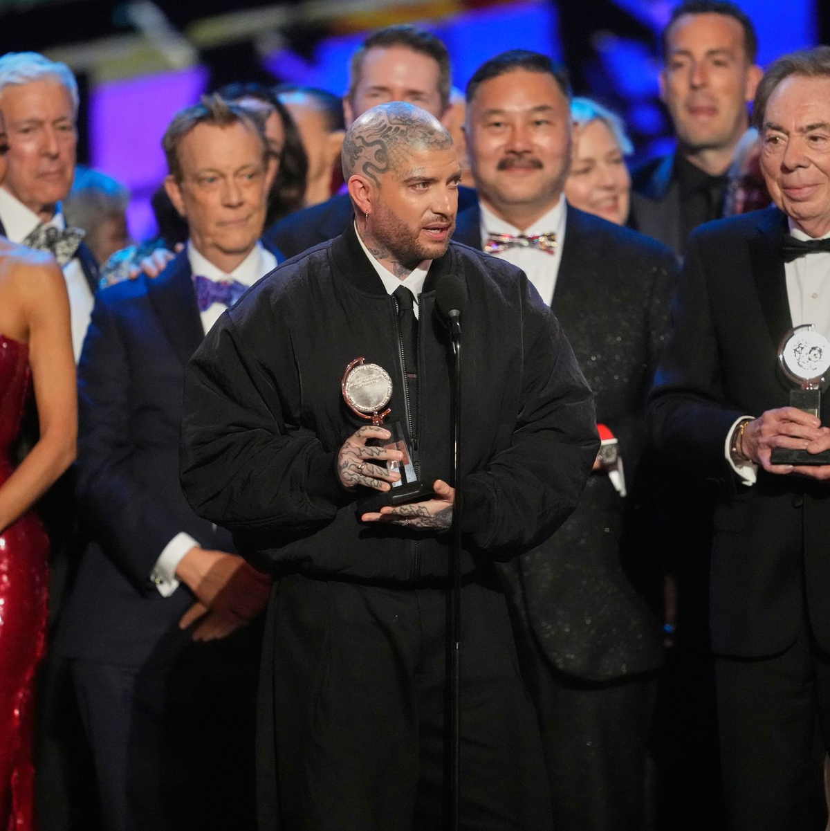 Jamie Lloyd, Mitte, nimmt am 8. Juni den Preis für die beste Wiederaufnahme eines Musicals für «Sunset Boulevard» während der 78. Tony Awards in der Radio City Music Hall entgegen - links neben ihm Nicole Scherzinger, rechts neben ihm Webber. (Archivbild) - Foto: Charles Sykes/Invision/AP/dpa