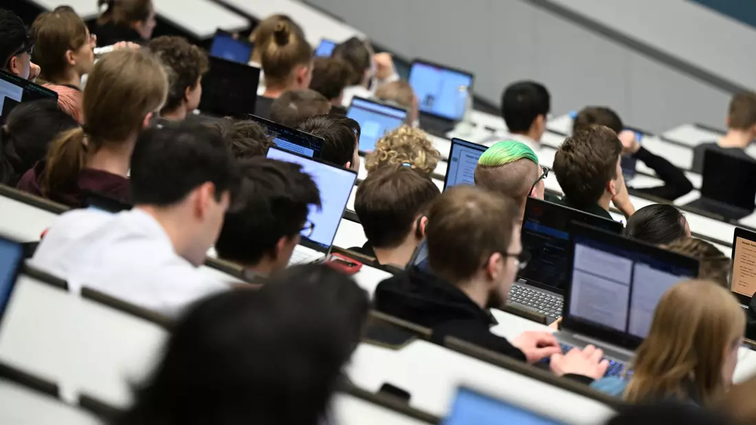 Jeder zehnte Abschluss entfiel auf das Lehramt. (Archivbild) - Bild: Bernd Weißbrod/dpa