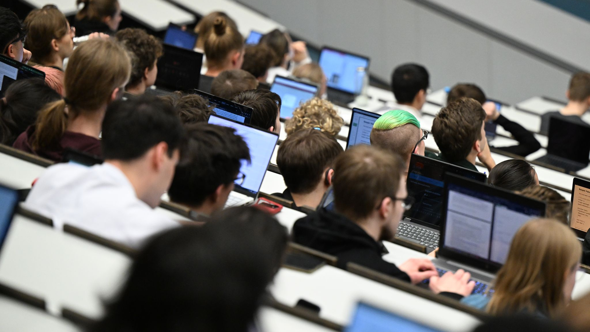 Jeder zehnte Abschluss entfiel auf das Lehramt. (Archivbild) - Foto: Bernd Weißbrod/dpa