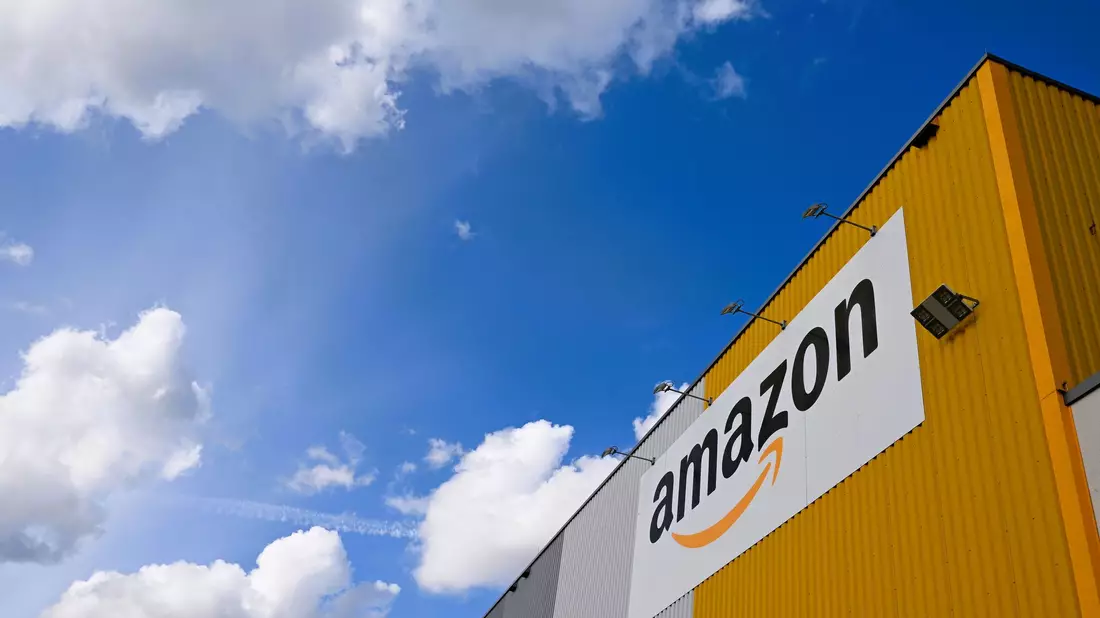 Ein Logistikzentrum von Amazon, auf dessen Gelände DHL-Container stehen. DHL ist das größte Paketunternehmen in Deutschland, gefolgt von Amazon - der Online-Handelsriese trägt einen großen Teil bei ihm bestellten Waren selbst aus. (Archivbild) - Bild: Wolf von Dewitz/dpa