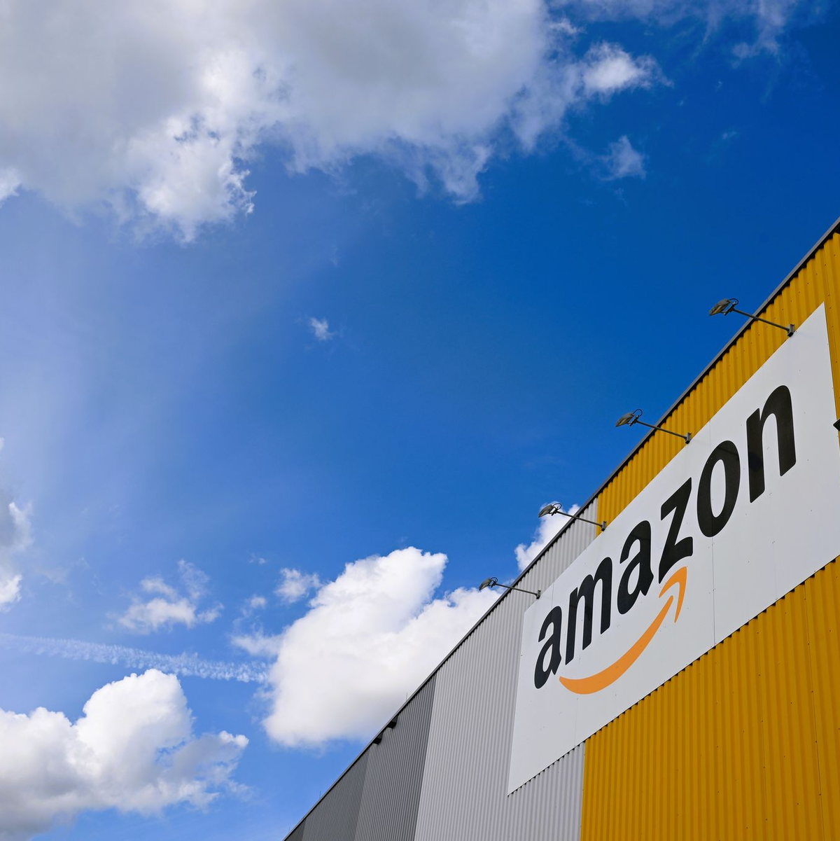 Blick auf das Dortmunder Amazon-Logistikzentrum, in dem große Mengen an Produkten lagern.  - Foto: Wolf von Dewitz/dpa