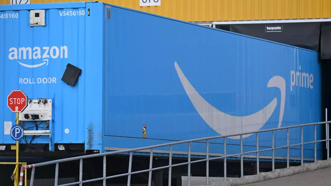 Viel Platz für die Waren: ein Amazon-Container am Dortmunder Logistikzentrum. - Bild: Wolf von Dewitz/dpa