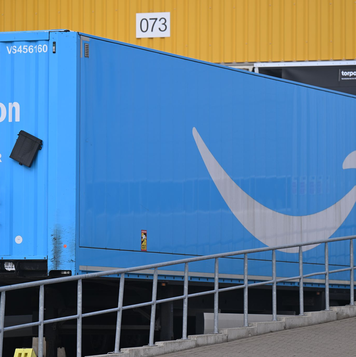 Viel Platz für die Waren: ein Amazon-Container am Dortmunder Logistikzentrum. - Foto: Wolf von Dewitz/dpa