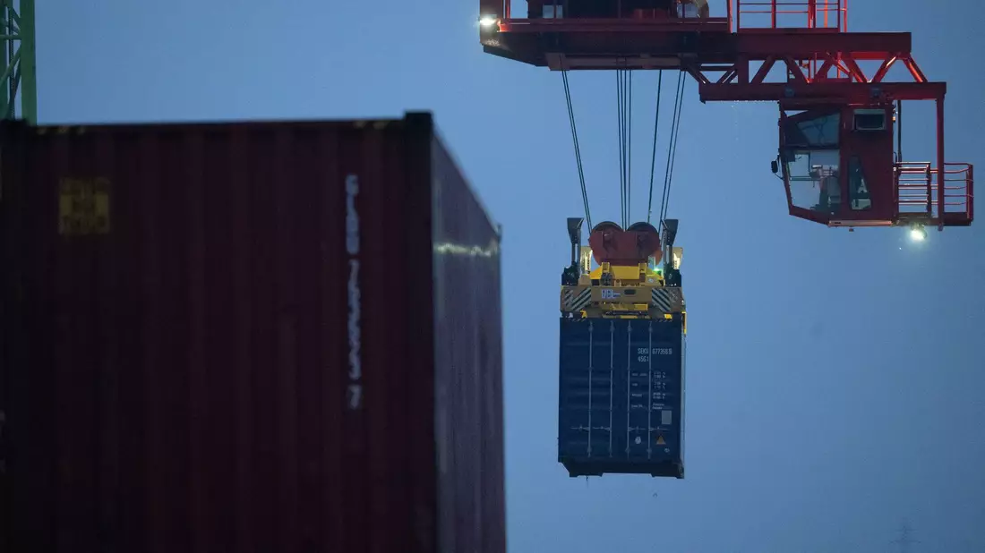 Die Wirtschaft hat sich in den einzelnen Bundesländern sehr unterschiedlich entwickelt. In Baden-Württemberg - hier zu sehen der Hafen Stuttgart - ging es nach unten. (Archivbild) - Bild: Marijan Murat/dpa