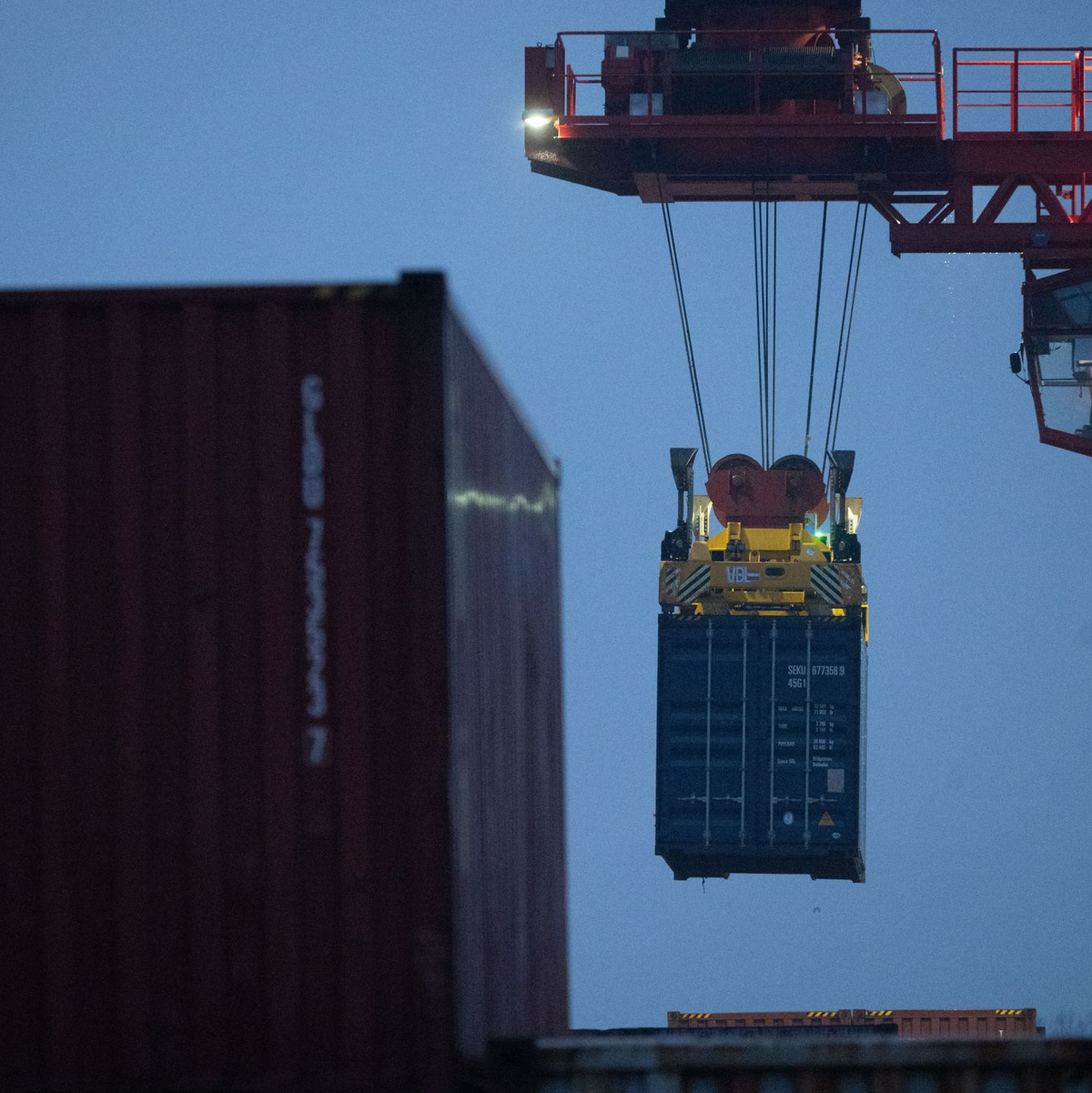 Die Wirtschaft hat sich in den einzelnen Bundesländern sehr unterschiedlich entwickelt. In Baden-Württemberg - hier zu sehen der Hafen Stuttgart - ging es nach unten. (Archivbild) - Foto: Marijan Murat/dpa