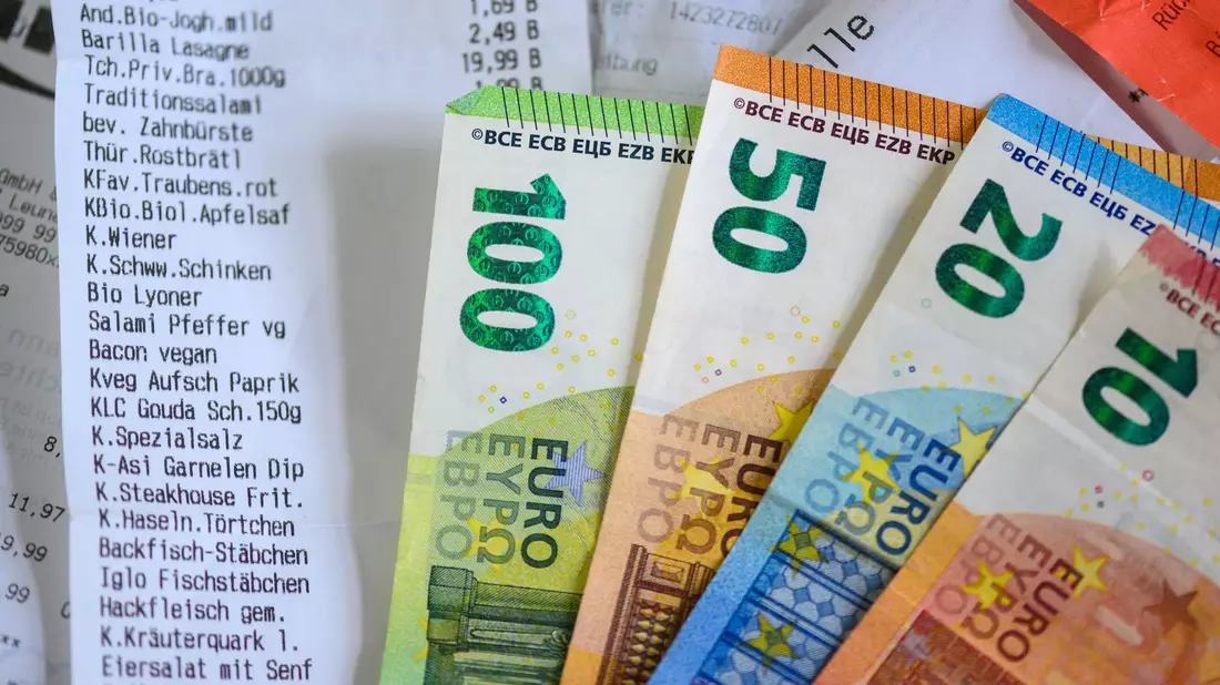 Die Angst vor steigenden Lebenskosten belegt schon zum 15. Mal Platz 1 der Rangliste (Symbolbild).  - Bild: Hendrik Schmidt/dpa