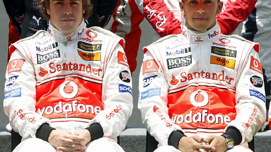Keine besten Freunde - damals kostete ein Giftduell einem der McLaren-Fahrer die WM. - Bild: picture alliance / dpa