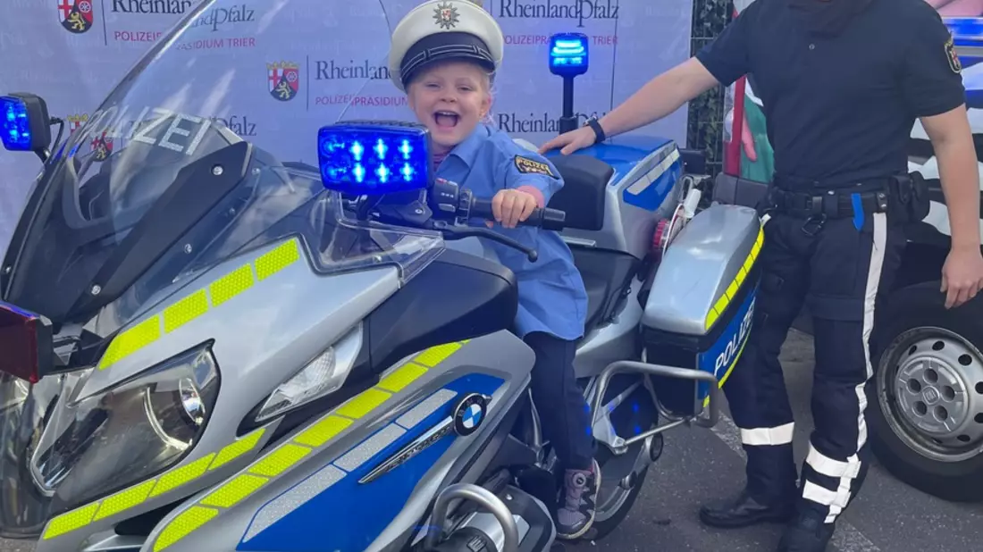 POL-PPTR: Weltkindertag in Saarburg - Polizeiverkleidungswerkstatt begeistert die Jüngsten aus Saarburg - Bild: presseportal.de