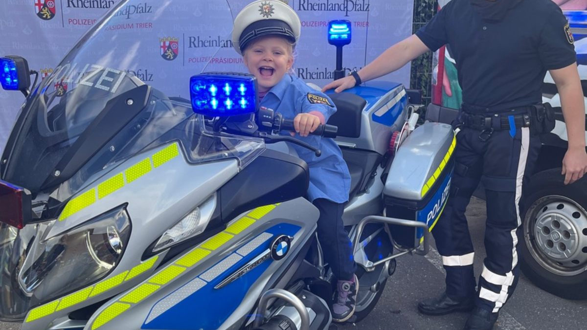 POL-PPTR: Weltkindertag in Saarburg - Polizeiverkleidungswerkstatt begeistert die Jüngsten aus Saarburg - Foto: presseportal.de