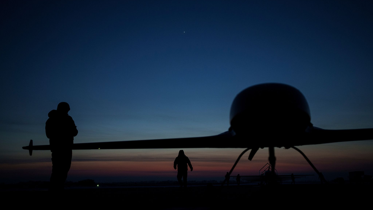 Ukrainische Soldaten bereiten Drohnen für Angriffe auf das russische Hinterland vor. (Archivbild) - Foto: Evgeniy Maloletka/AP/dpa