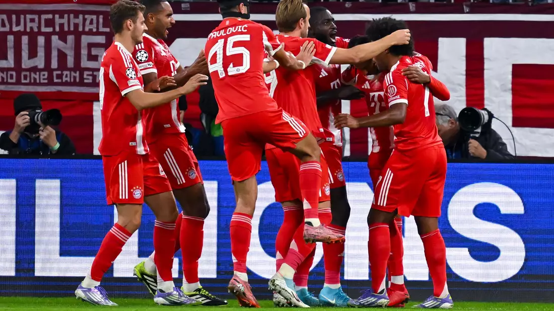 Eine Münchner Jubeltraube um Harry Kane (M), ein gewohntes Bild zum Saisonstart.  - Bild: Sven Hoppe/dpa