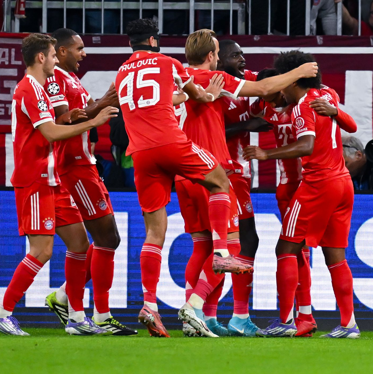 Eine Münchner Jubeltraube um Harry Kane (M), ein gewohntes Bild zum Saisonstart.  - Foto: Sven Hoppe/dpa