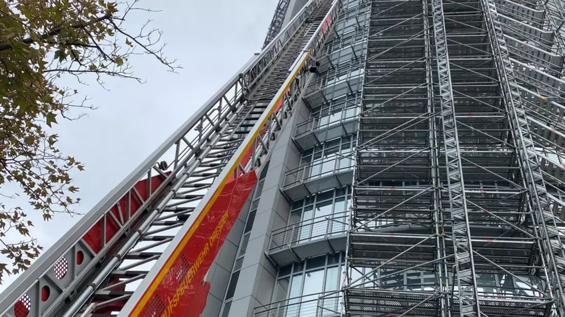 FW Dresden: Dach des World-Trade-Centers gerät in Brand - Bild: presseportal.de
