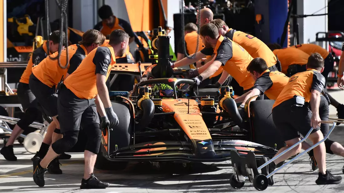 Nach einem langsamen Boxenstopp gab es Kontroversen um eine Stallorder. - Bild: Marco Bertorello/Pool AFP/AP/dpa