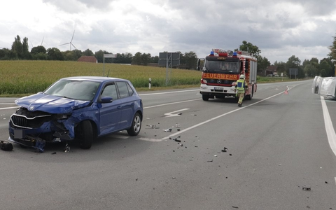 POL-HX: Senior verursacht schweren Verkehrsunfall - drei Personen verletzt - Foto: presseportal.de