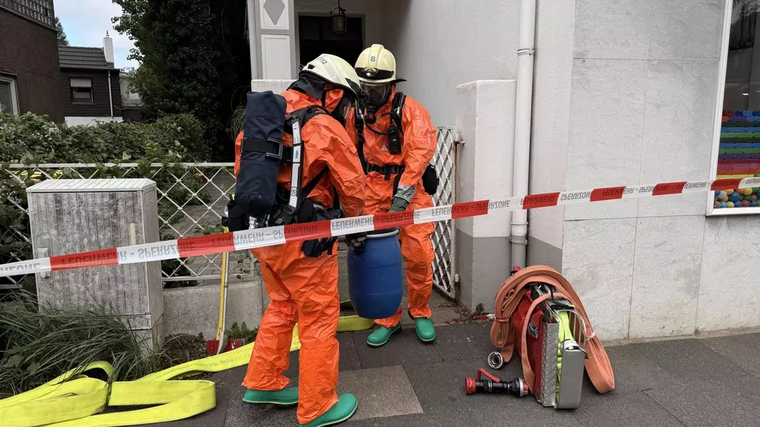 FW-MH: Gefahrstofffund in Wohnhaus - Feuerwehr sichert Behälter - Bild: presseportal.de