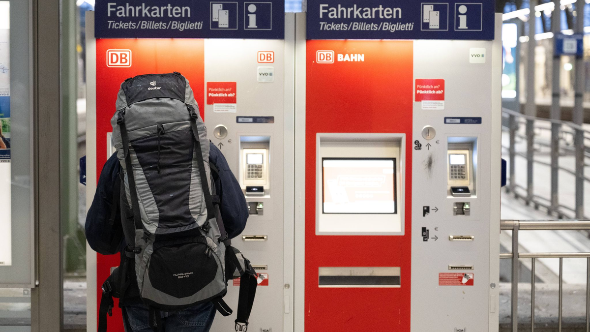 Mechanismus soll Preis für D-Ticket regeln (Archivbild). - Foto: Sebastian Kahnert/dpa