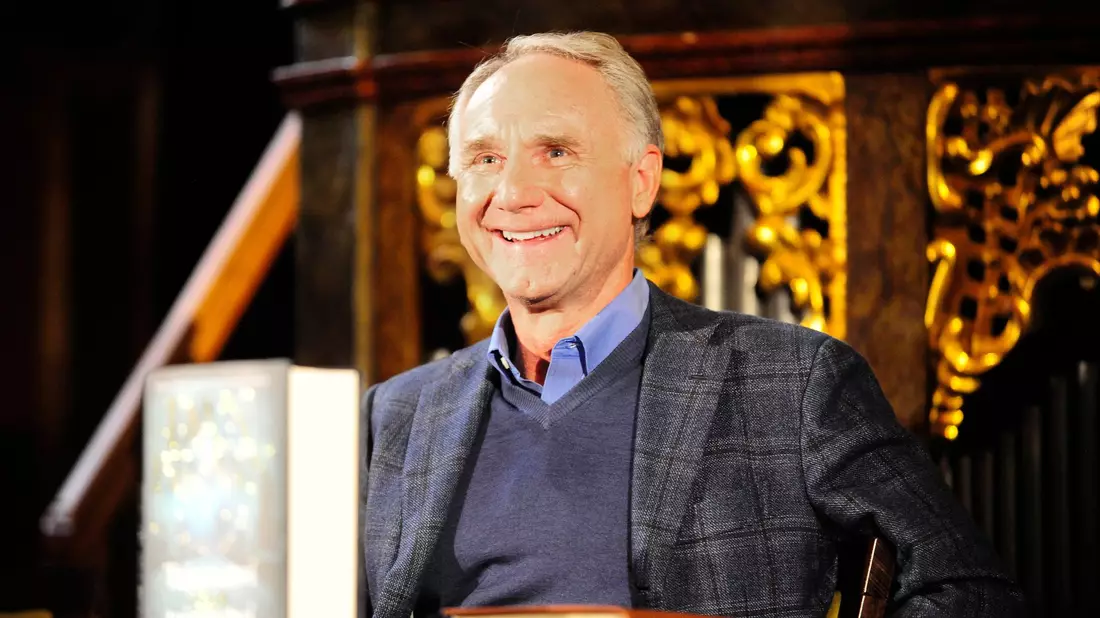 US-Erfolgsautor Dan Brown (r) nimmt symbolisch den Schlüssel zur tschechischen Hauptstadt Prag in Empfang. - Bild: Michael Heitmann/dpa