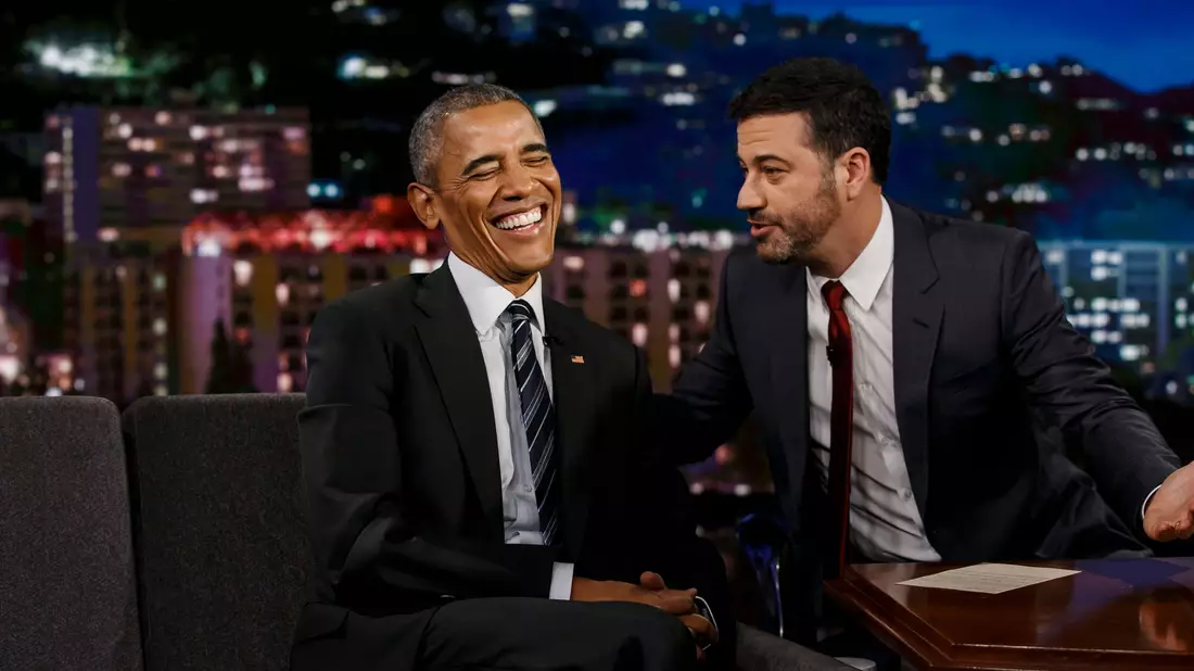 Obama - hier in einer Sendung mit Kimmel - wirft der Trump-Regierung vor, Kritiker mundtot machen zu wollen. (Archivbild) - Bild: picture alliance / dpa