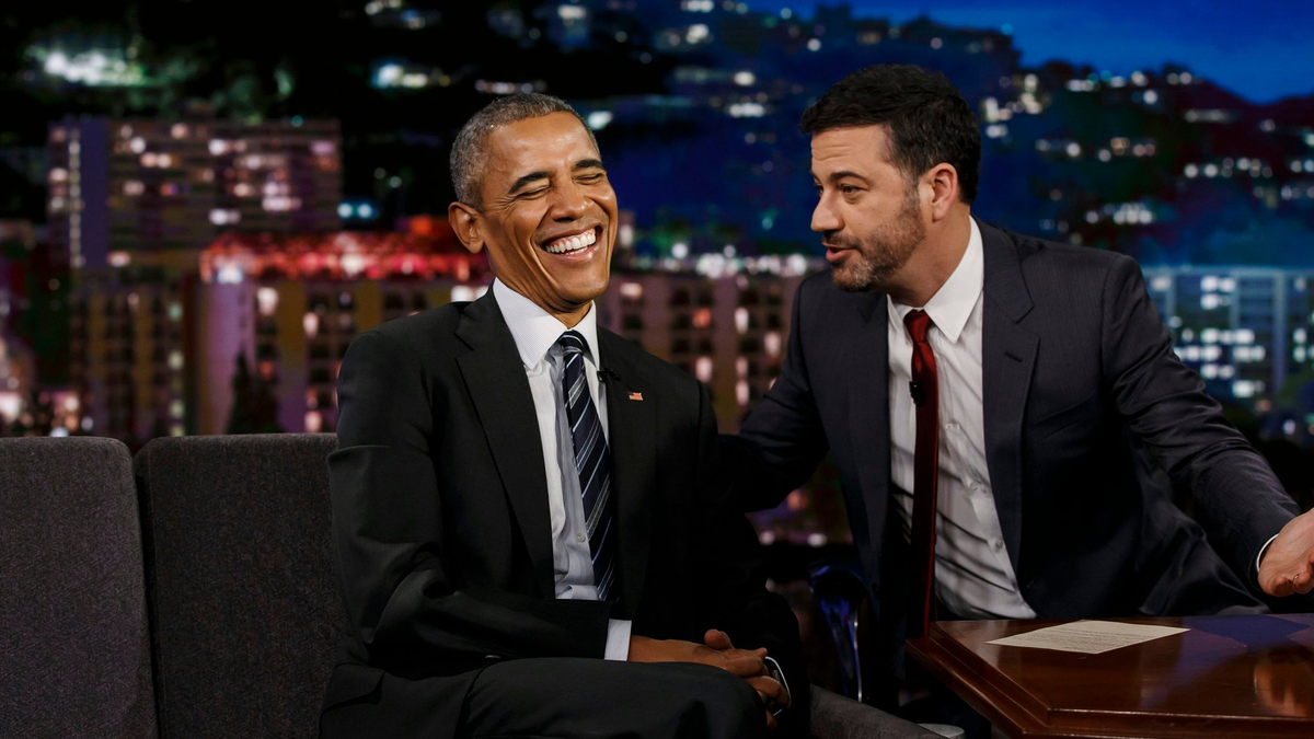 Obama - hier in einer Sendung mit Kimmel - wirft der Trump-Regierung vor, Kritiker mundtot machen zu wollen. (Archivbild) - Foto: picture alliance / dpa