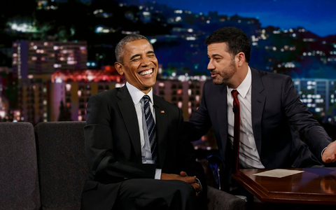 Obama - hier in einer Sendung mit Kimmel - wirft der Trump-Regierung vor, Kritiker mundtot machen zu wollen. (Archivbild) - Foto: picture alliance / dpa
