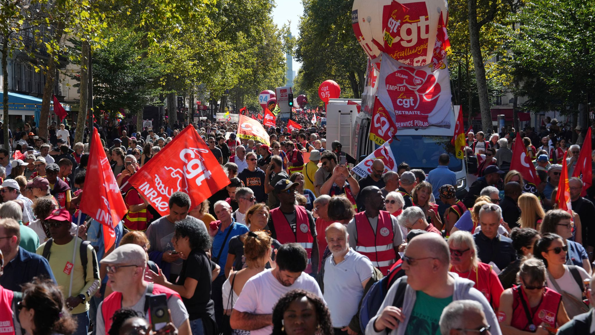 In zahlreichen Städten Frankreichs haben Menschen protestiert. - Foto: Aurelien Morissard/AP/dpa