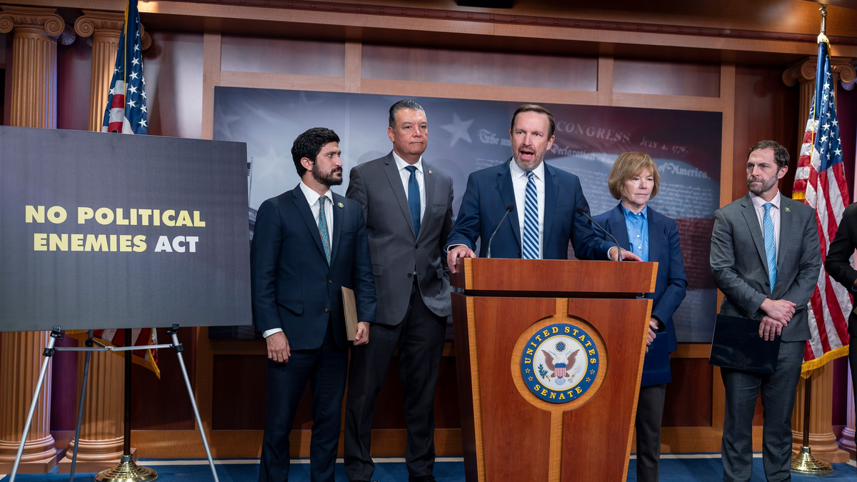 «Trump weist derzeit das Justizministerium an, Jagd auf seine politischen Feinde zu machen», sagt der demokratische Senator Chris Murphy.  - Foto: J. Scott Applewhite/AP/dpa