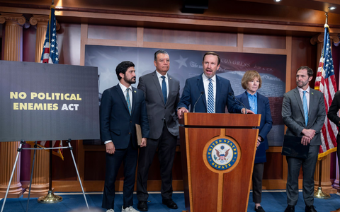 «Trump weist derzeit das Justizministerium an, Jagd auf seine politischen Feinde zu machen», sagt der demokratische Senator Chris Murphy.  - Foto: J. Scott Applewhite/AP/dpa