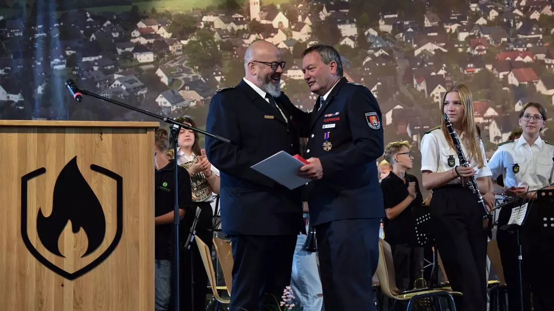 FW Wenden: 90 Jahre Feuerwehr Hünsborn - Bild: presseportal.de