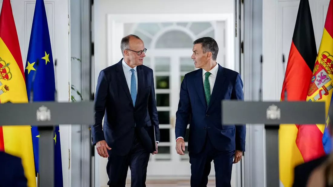 Bundeskanzler Merz betont bei seinem Antrittsbesuch in Madrid, dass Deutschland an der Seite Israels stehe.  - Bild: Kay Nietfeld/dpa