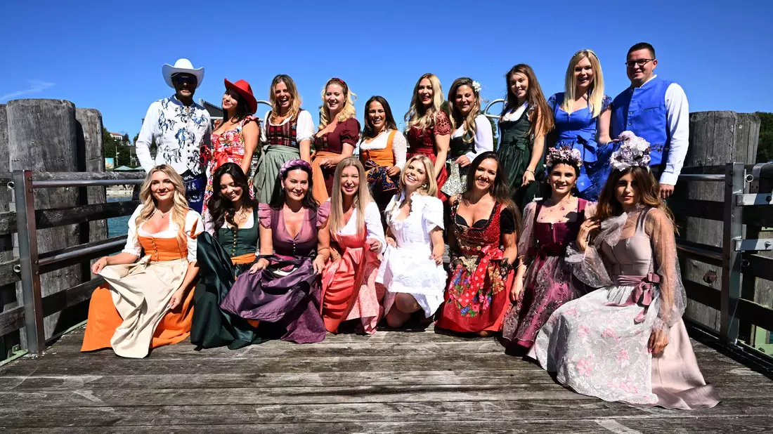 Designer Angelika Zwerenz sieht Cowboyhüte im Trend wie bei ihren Models links im Bild. - Bild: Felix Hörhager/dpa