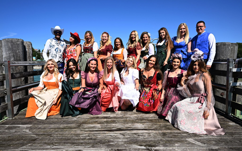 Designer Angelika Zwerenz sieht Cowboyhüte im Trend wie bei ihren Models links im Bild. - Foto: Felix Hörhager/dpa