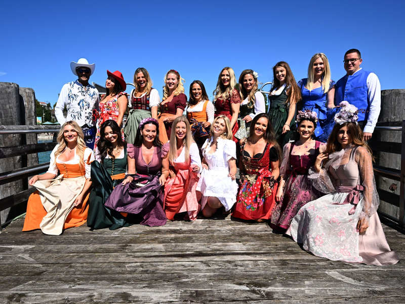 Designer Angelika Zwerenz sieht Cowboyhüte im Trend wie bei ihren Models links im Bild. - Foto: Felix Hörhager/dpa