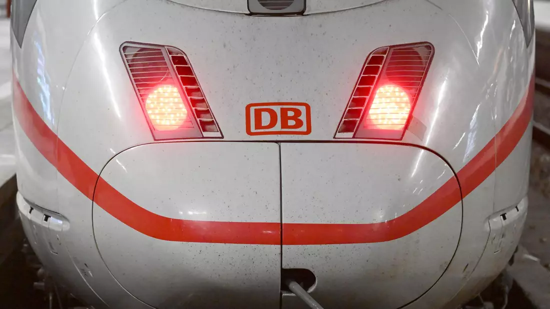 Die Bahn hat auf der ICE-Strecke zwischen München und Berlin eine weitere Engstelle beseitigt. (Symbolbild) - Bild: Felix Hörhager/dpa