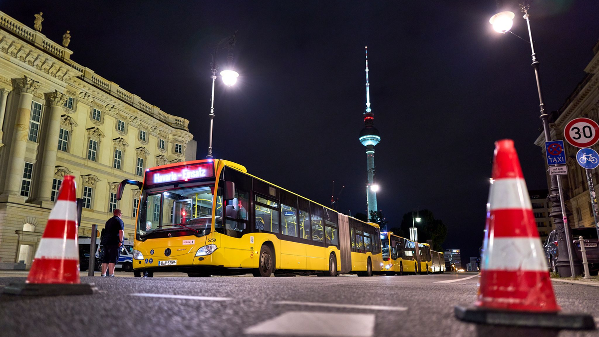 In Berlin-Mitte ist der Bereich um den Fundort einer Brandbombe abgesperrt worden.  - Foto: Michael Ukas/dpa