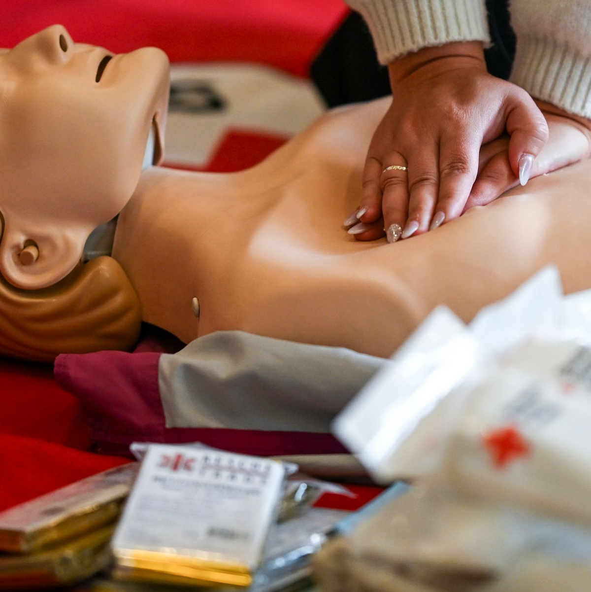 Schnelle Erste Hilfe kann Leben retten - regelmäßiges Üben hilft, sich sicher zu fühlen. (Symbolbild) - Foto: Jens Kalaene/dpa