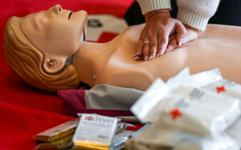 Schnelle Erste Hilfe kann Leben retten - regelmäßiges Üben hilft, sich sicher zu fühlen. (Symbolbild) - Foto: Jens Kalaene/dpa