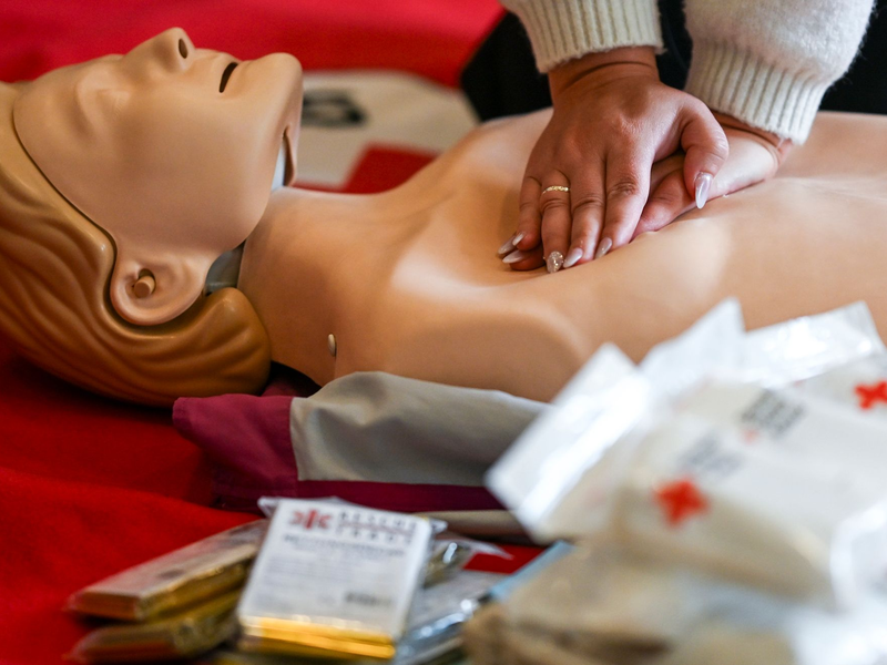 Schnelle Erste Hilfe kann Leben retten - regelmäßiges Üben hilft, sich sicher zu fühlen. (Symbolbild) - Foto: Jens Kalaene/dpa