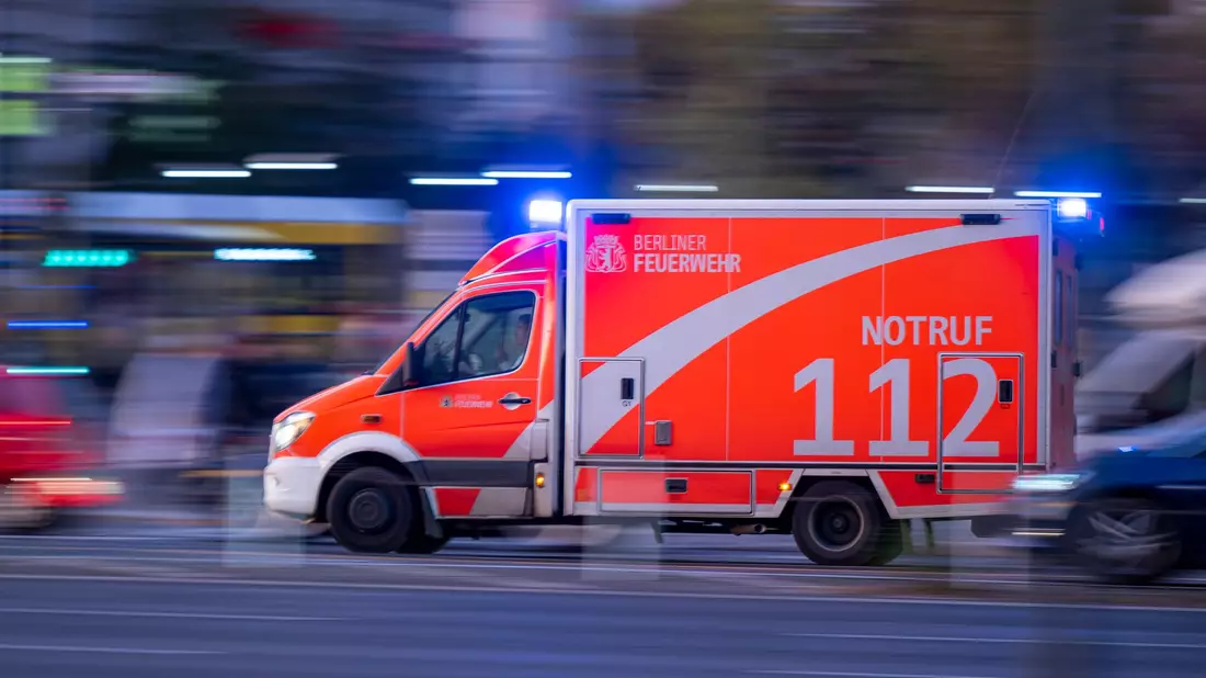 Rettungskräfte kommen bei Herz-Kreislauf-Stillstand oft zu spät, um Hirnschäden zu verhindern. (Symbolbild) - Bild: Monika Skolimowska/dpa/dpa-tmn
