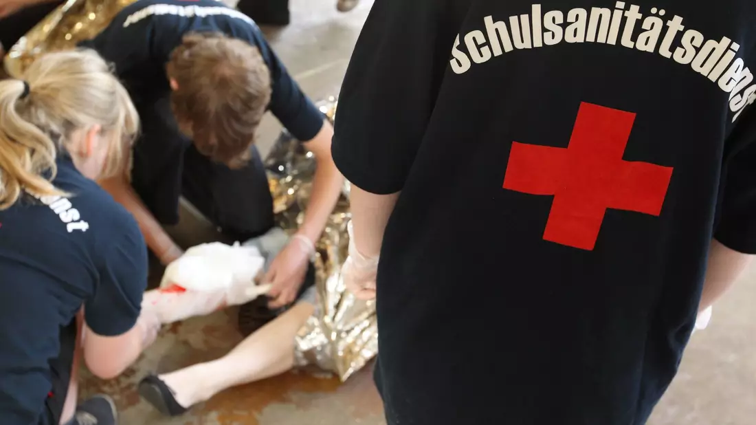 In Hessen und dem Saarland sind Wiederbelebungskurse in der Schule bereits Pflicht, NRW will folgen. (Symbolbild) - Bild: picture alliance / dpa