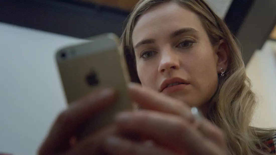 Lily James spielt Whitney Wolfe Herd. - Bild: Disney/dpa