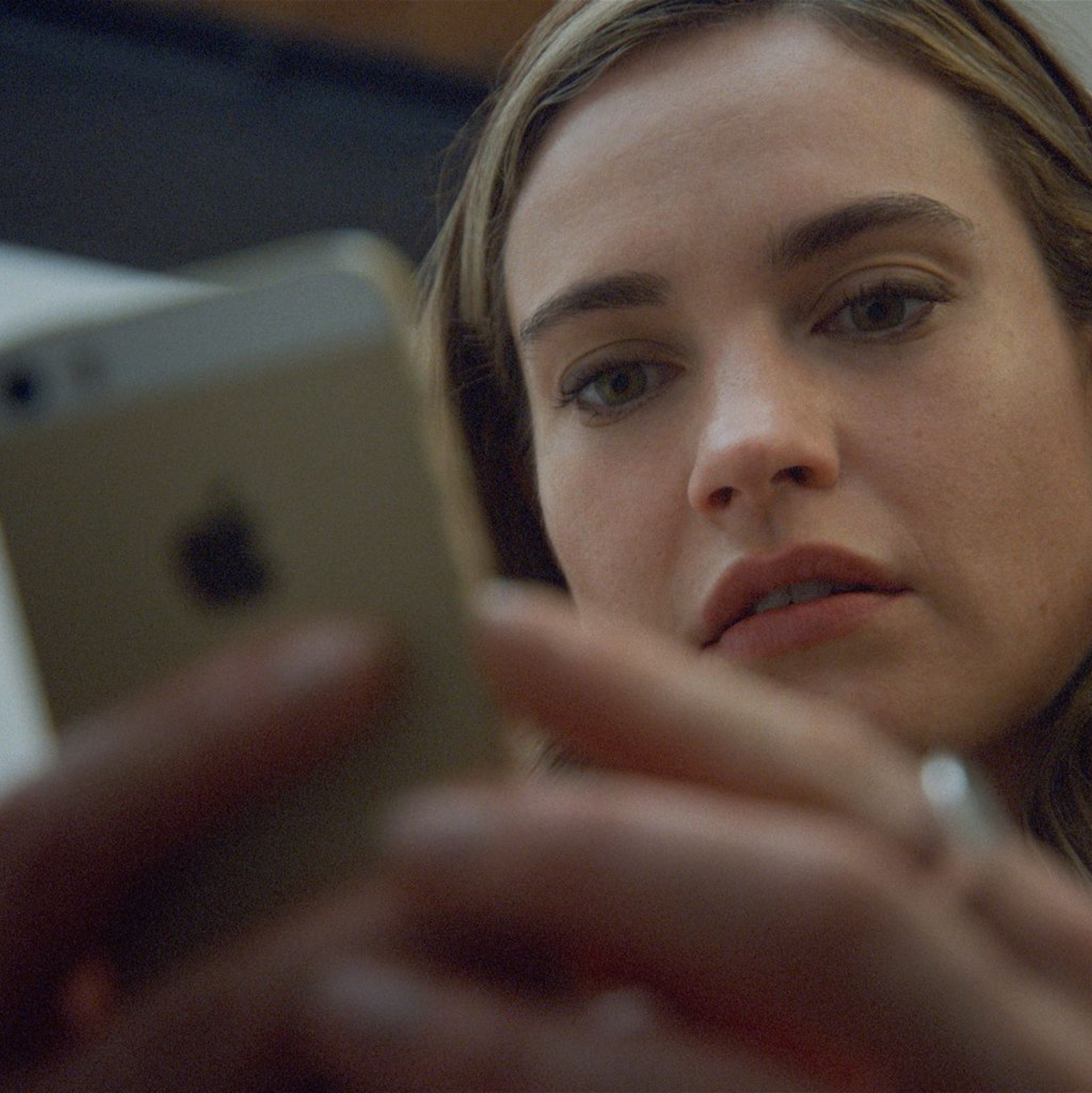 Lily James spielt Whitney Wolfe Herd. - Foto: Disney/dpa