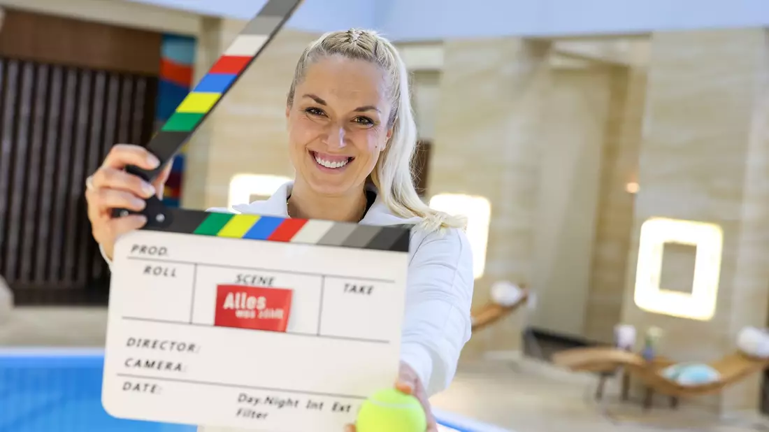 Sabine Lisicki spielt in der Serie Sabine Lisicki - und gibt in der Seifenoper einen Tennis-Workshop. - Bild: Christoph Reichwein/dpa