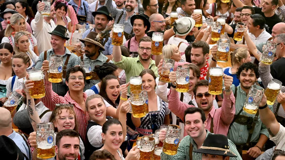 «Die Krüge hoch!» (Archivbild) - Bild: Felix Hörhager/dpa