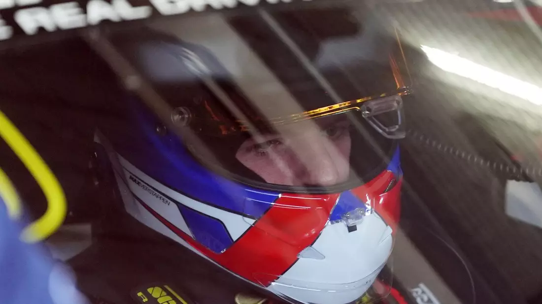 Am liebsten immer hinterm Steuer: Max Verstappen - Bild: Thomas Frey/dpa