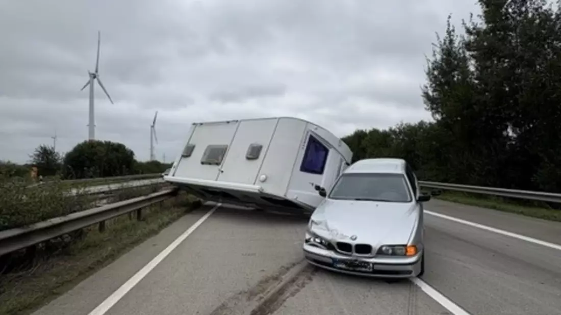 POL-CUX: Verkehrsunfall mit Pkw-Wohnanhänger auf der BAB 27 (Foto im Anhang) - Bild: presseportal.de