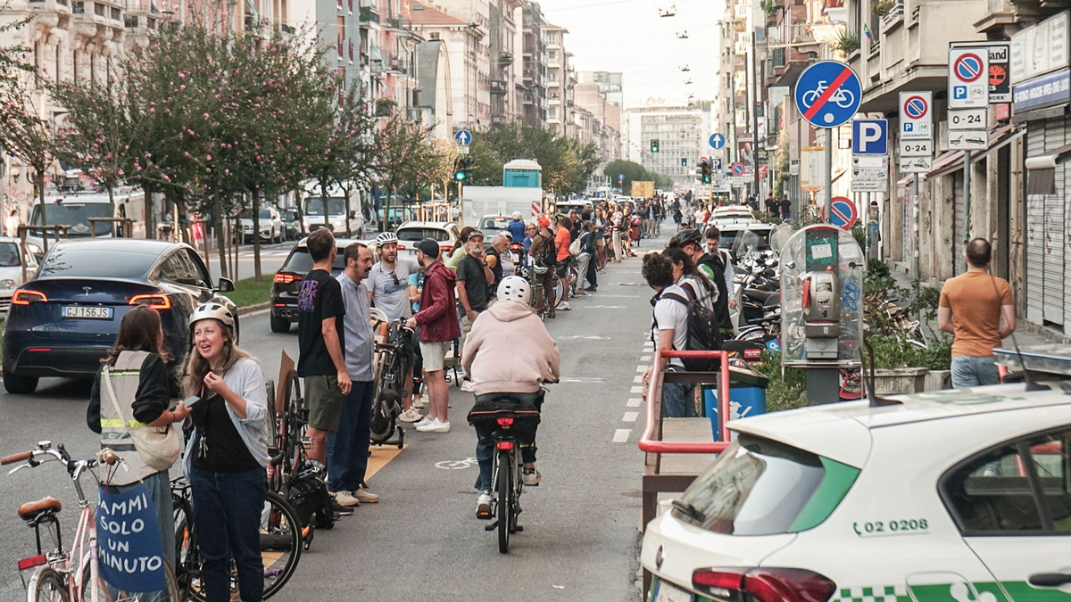 Eine Menschenkette gegen zugeparkte Radwege in Mailand. - Foto: Emanuele De Carli/IPA via ZUMA Press/dpa