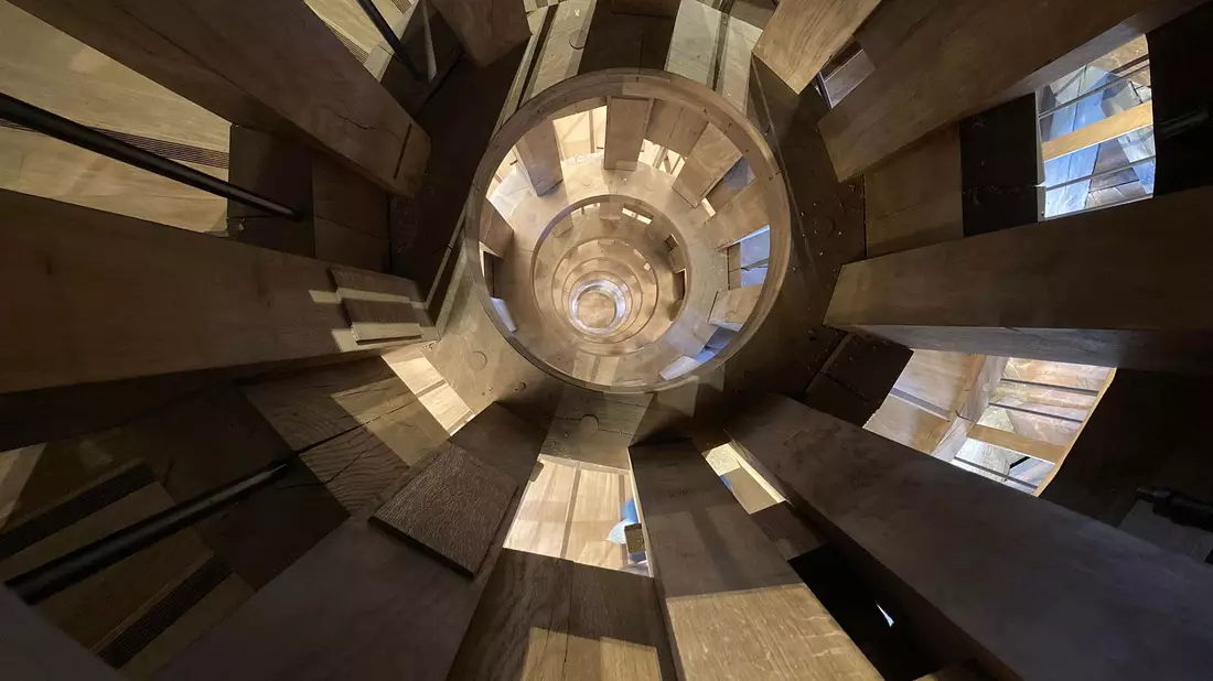 Ein neuer Spitzturm mit goldenem Hahn findet sich nun als Ersatz für den, der beim Brand 2019 einstürzte. - Bild: Sabine Glaubitz/dpa