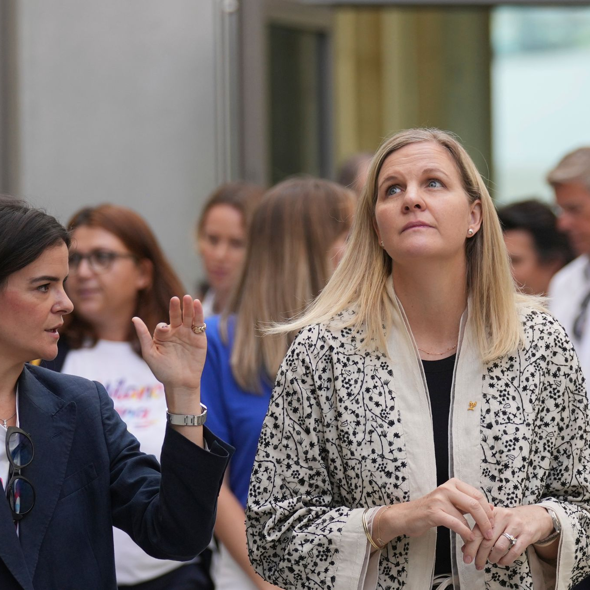 Kirsty Coventry (r) äußert sich zum Start von russischen Athleten bei Winter-Olympia in Italien - Foto: Antonio Calanni/AP/dpa