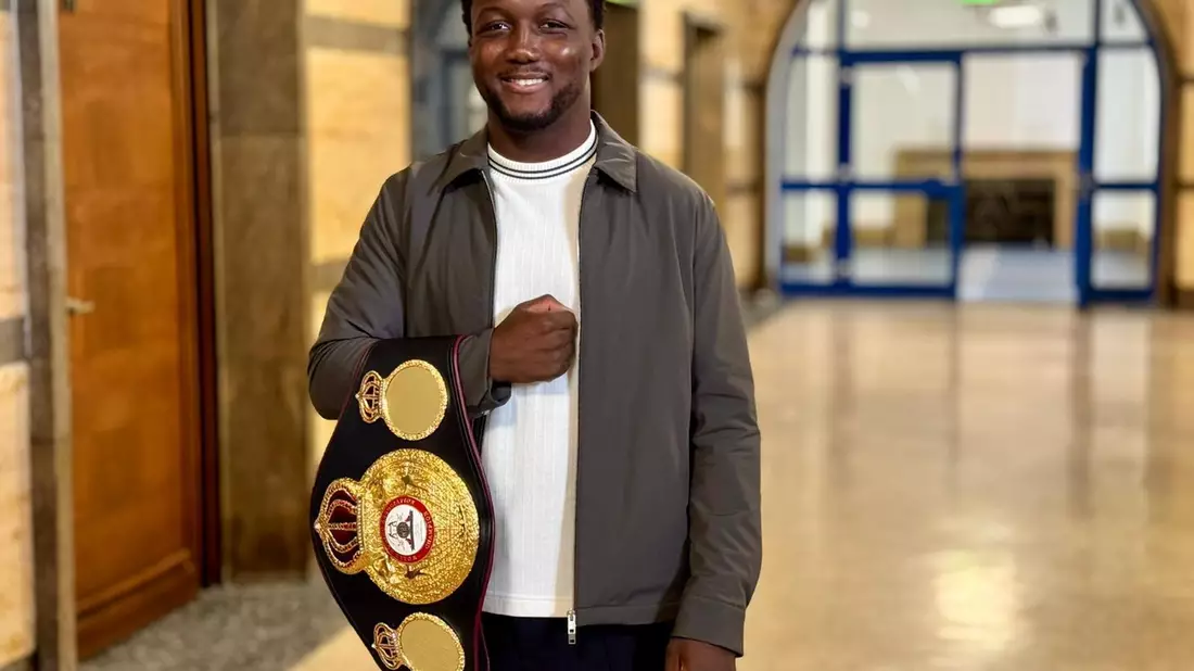 Der Boxprofi Abass Baraou mit dem Interimsweltmeistertitel des Verbands WBA. - Bild: --/Wasserman Boxing/dpa